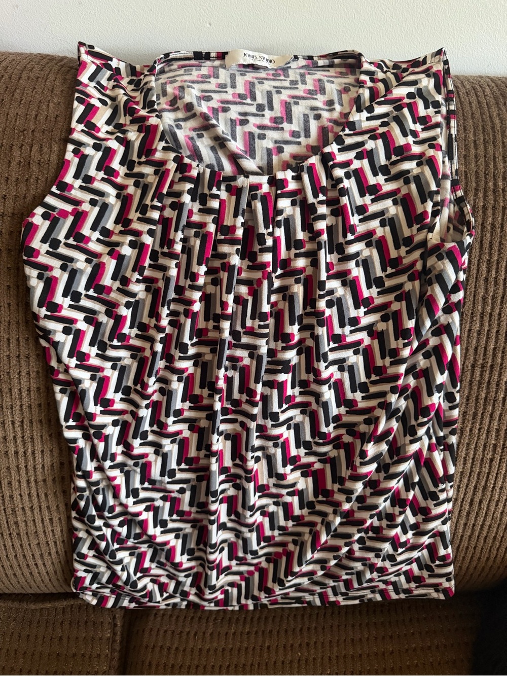 Express Geometric Sleeveless Tank in White, Black & Pink